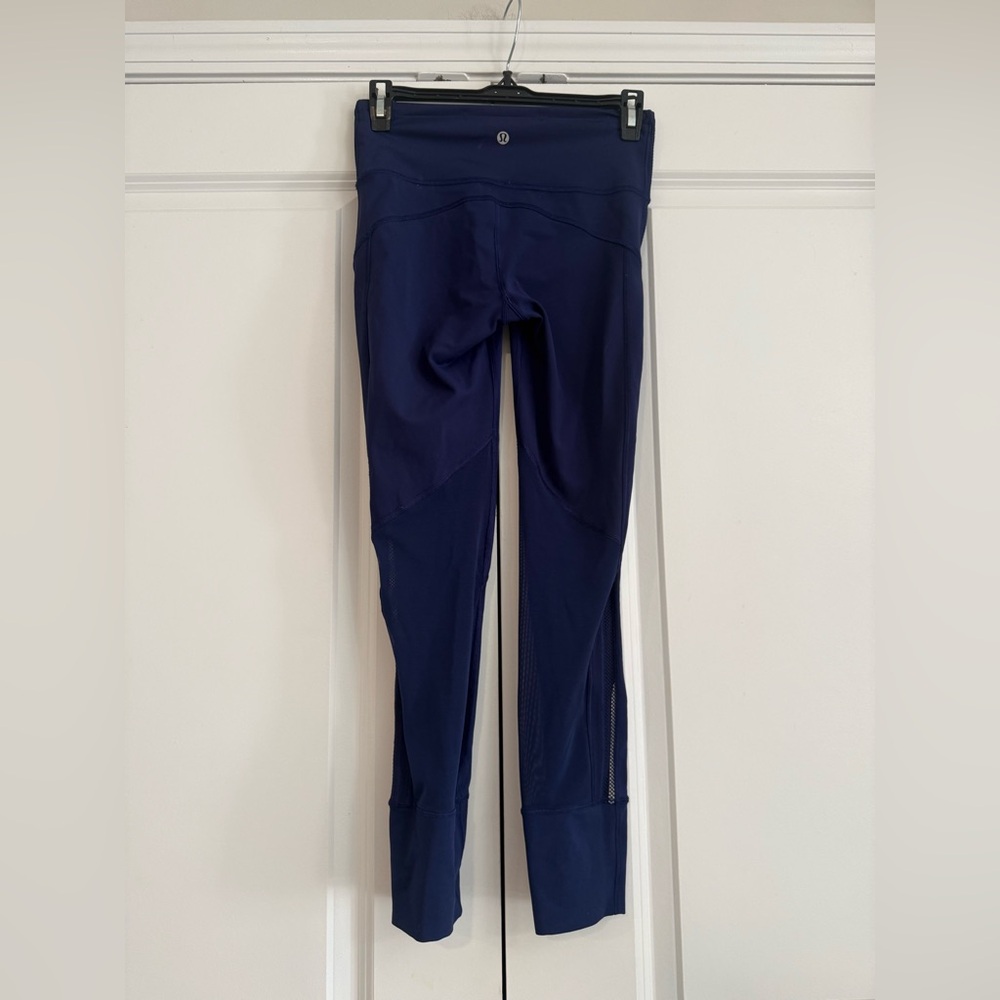 Lululemon women’s Hit It athletic workout mesh navy leggings size 4 T60416